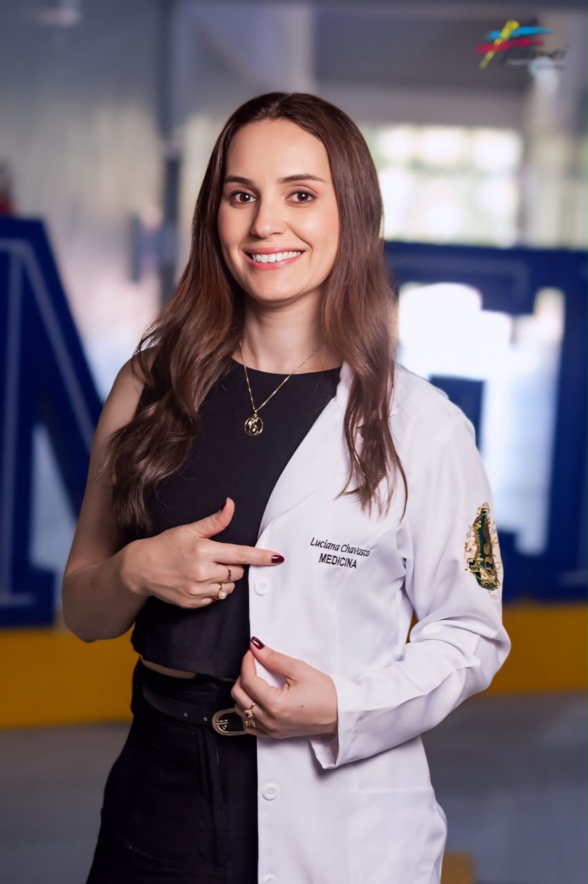 Foto oficial da Profa. Ms. Luciana Chavasco de jaleco branco